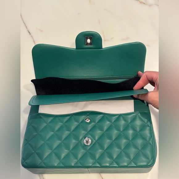 Brand new Chanel Green double-flap handbag - Picture 3 of 5